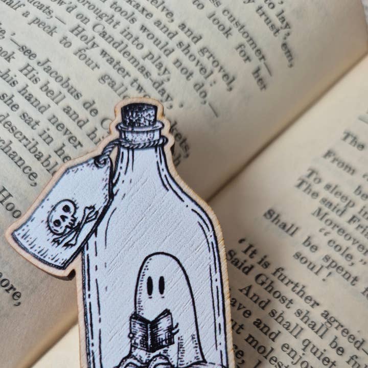 Jon Turner Illustration - Vendita all'ingrosso Spilla da bavero - Spilla in Legno "Ghostie in a Bottle"0