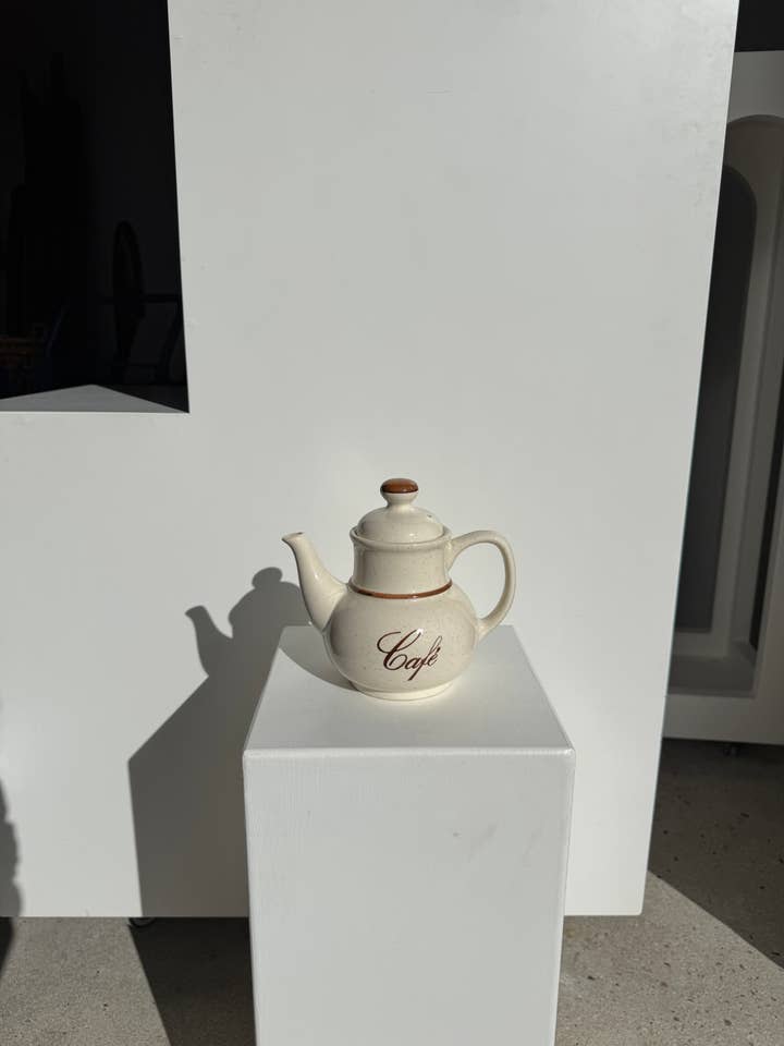 Krämfärgad kaffekanna i fajans med inskriptionen Kaffe H19 för wholesale av Office Objets