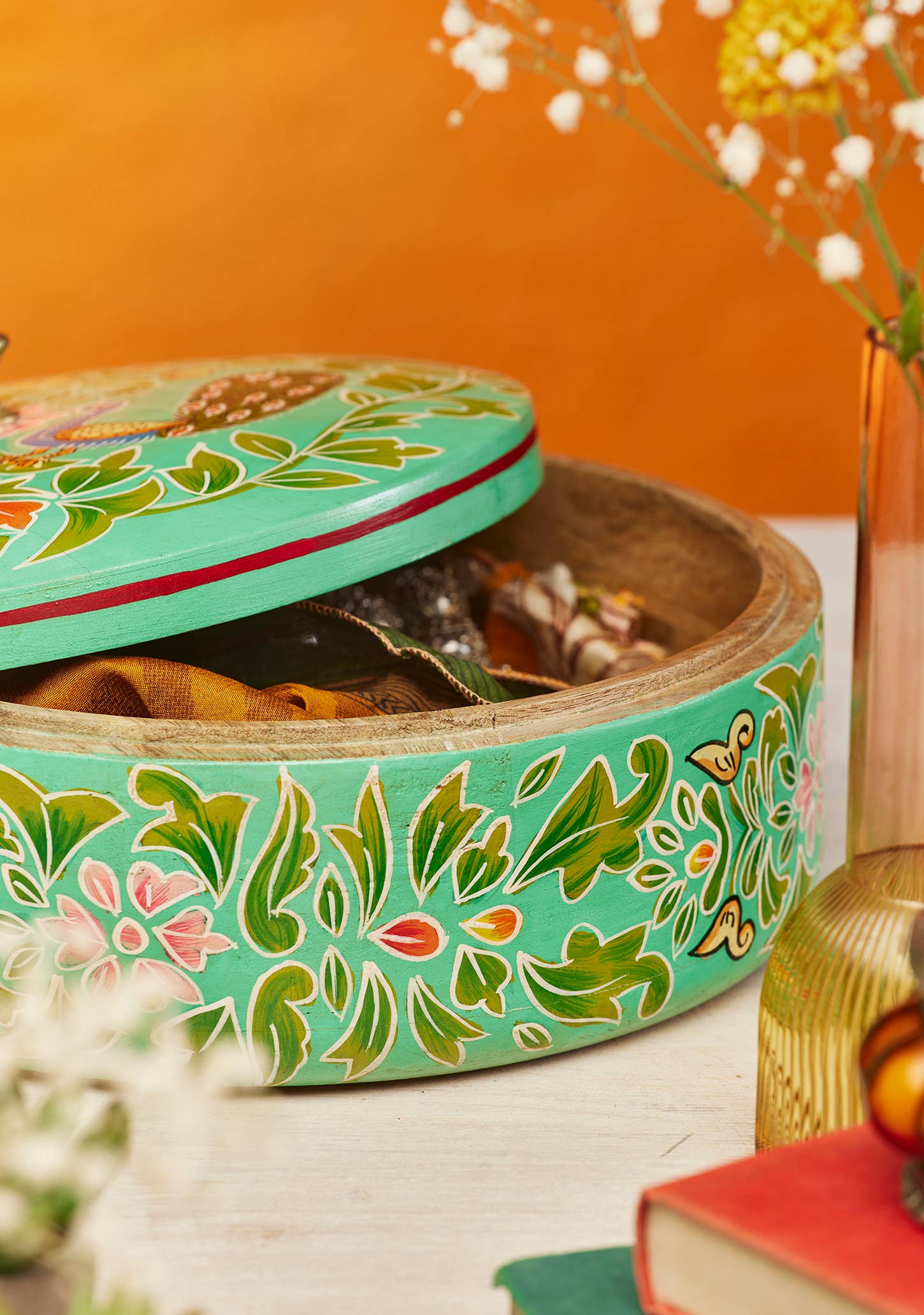 Namaste – Engroshandel Pynteæske – Håndmalet indisk påfugl rund boks2