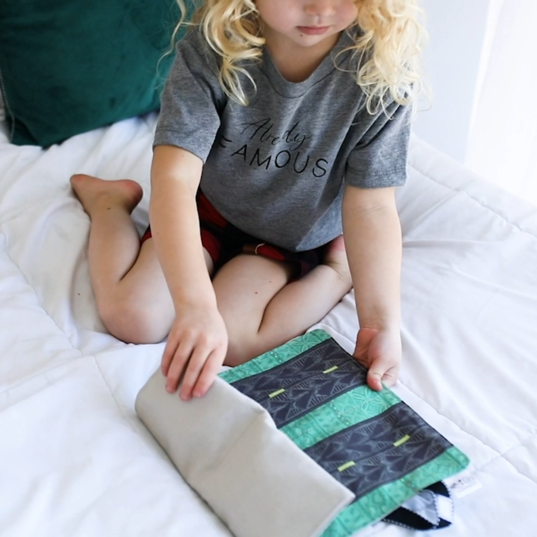 Mouse Loves Pig - Venta al por mayor Conjunto de juguetes - Niños - Alfombra de juego de viaje Tiny Worlds™ - Race Car Track2