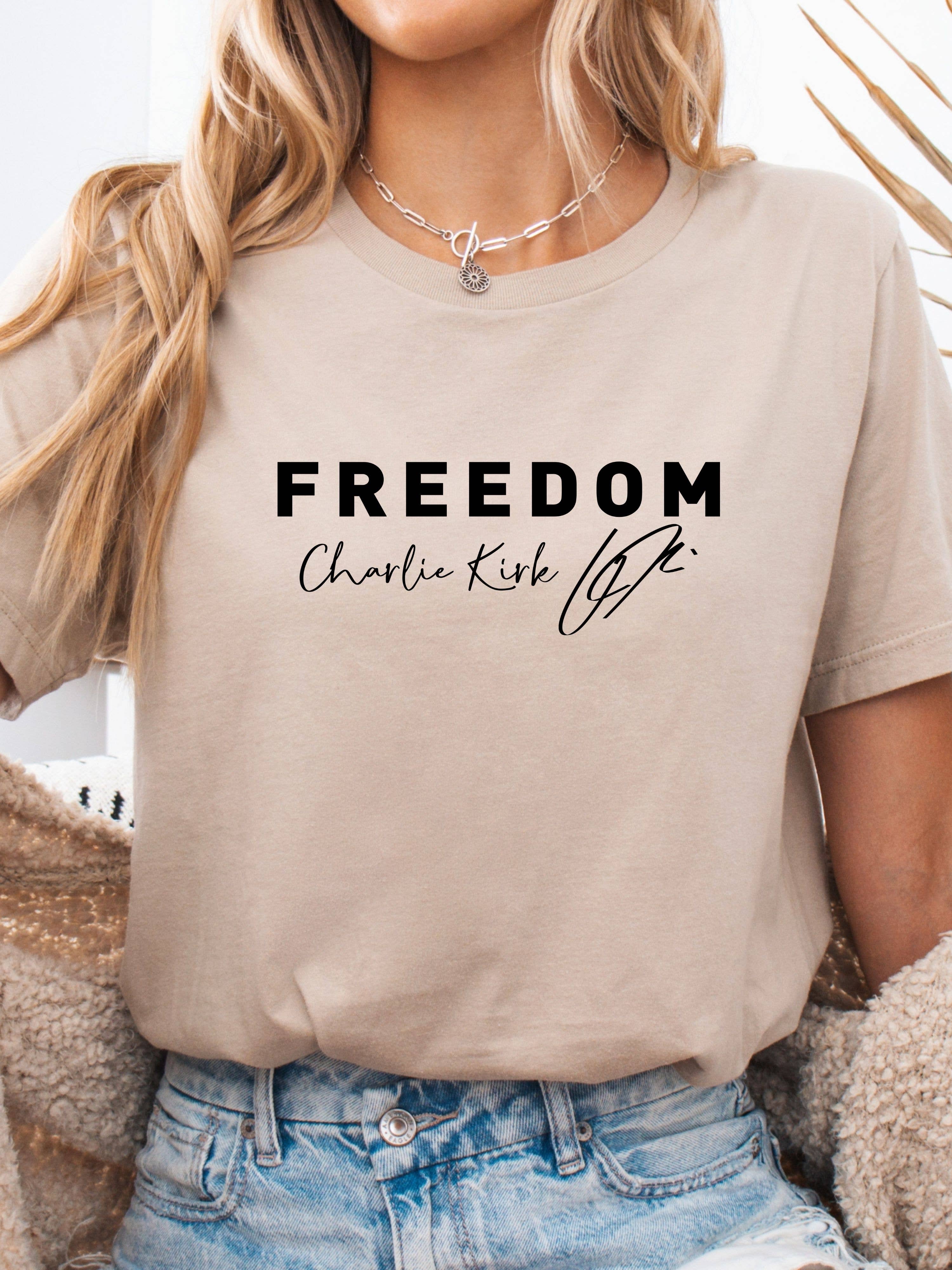 Boho Bloom Emporium - Vente T-shirt sérigraphié – femme - T-shirt Graphique Liberté – Signature Charlie Kirk0