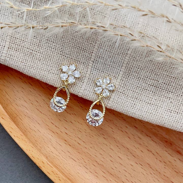 Boucles d'oreilles à clipser en cristal cubique transparent | Pinces à suspendre | No Pie pour la vente par Giggle with Love