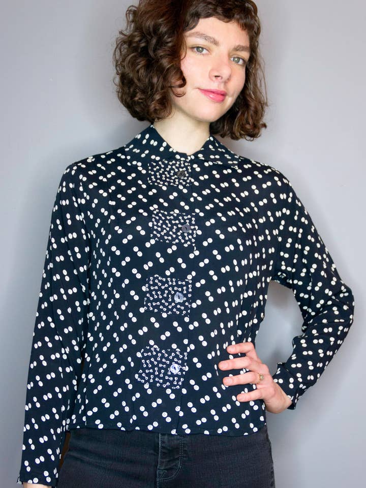 Crop Top - Boutons et nœuds pour la vente par Marla Duran