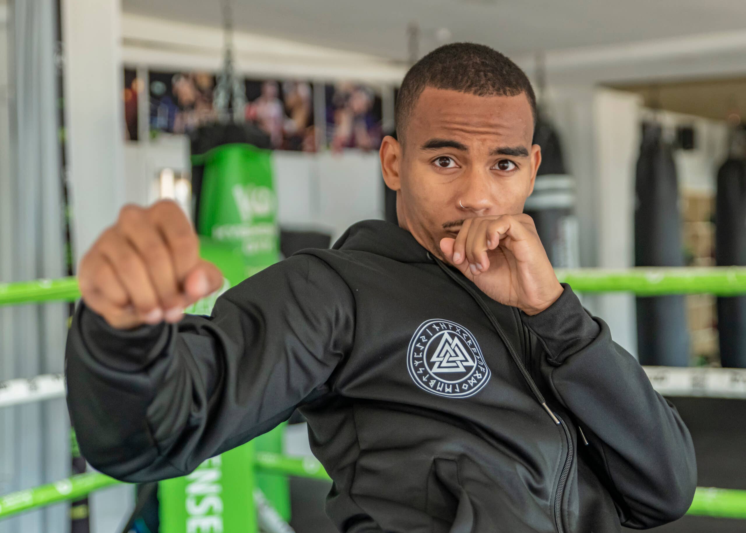 Surtsports – Engroshandel Joggers - Herre – Surtsports valknut træningssæt4