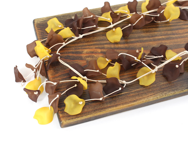 Pretty Persuasions - Vente Colliers plastrons - N24005 Collier tendance en polyrésine à pétales drapés8