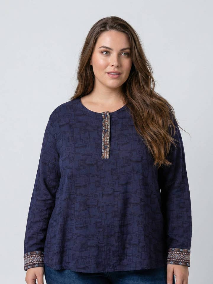 Blouse texturé bleu grande taille (C6239) pour la vente par Pomme Rouge Paris