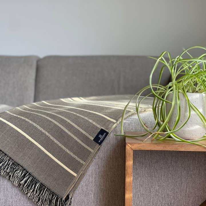 Beyond Borders Collective | Artisan-Made Blankets & Throws - Venta al por mayor Mantas de sofá - Equinoccio Throw - Marrón Cedro