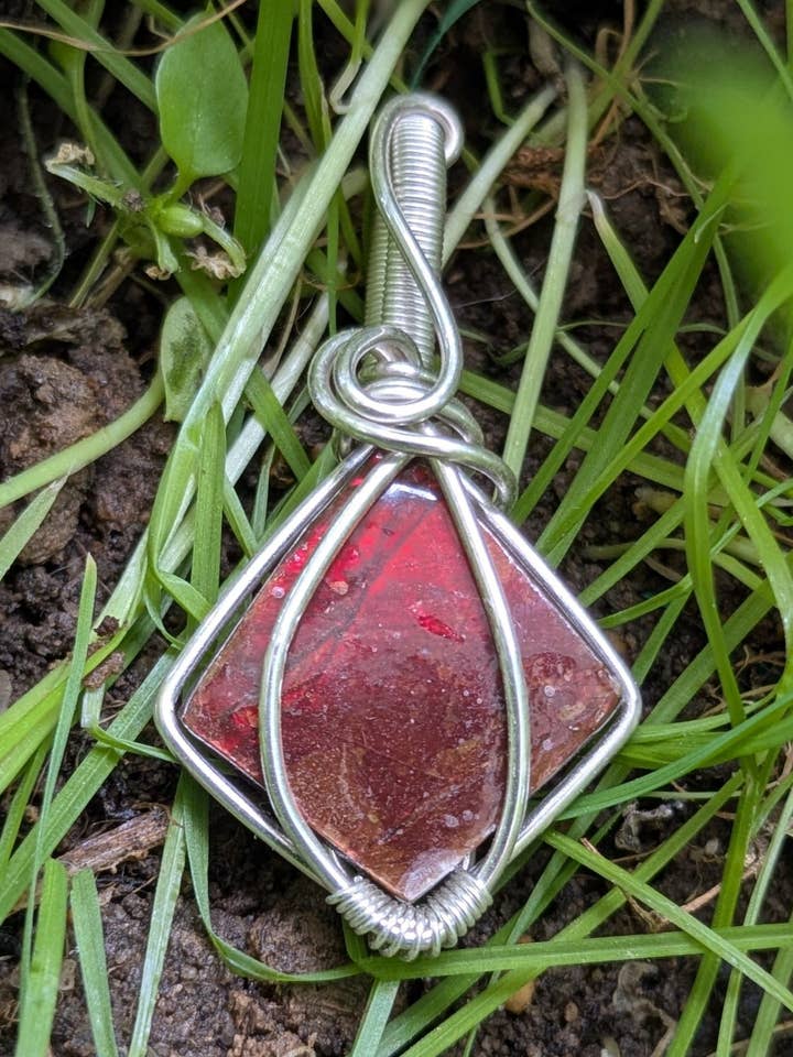 Ammolit-vedhæng i massivt sølv for engroshandel hos Le Tourbillon Minéral