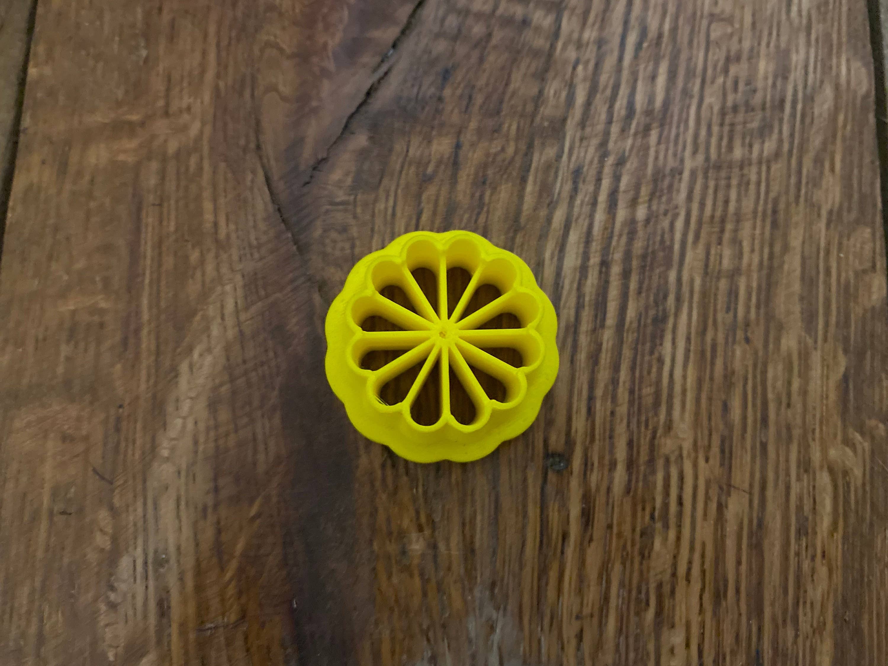 CookieCutterSupply - Wholesale Cookie Cutter - Detailed Floral Circle Clay Cutter0