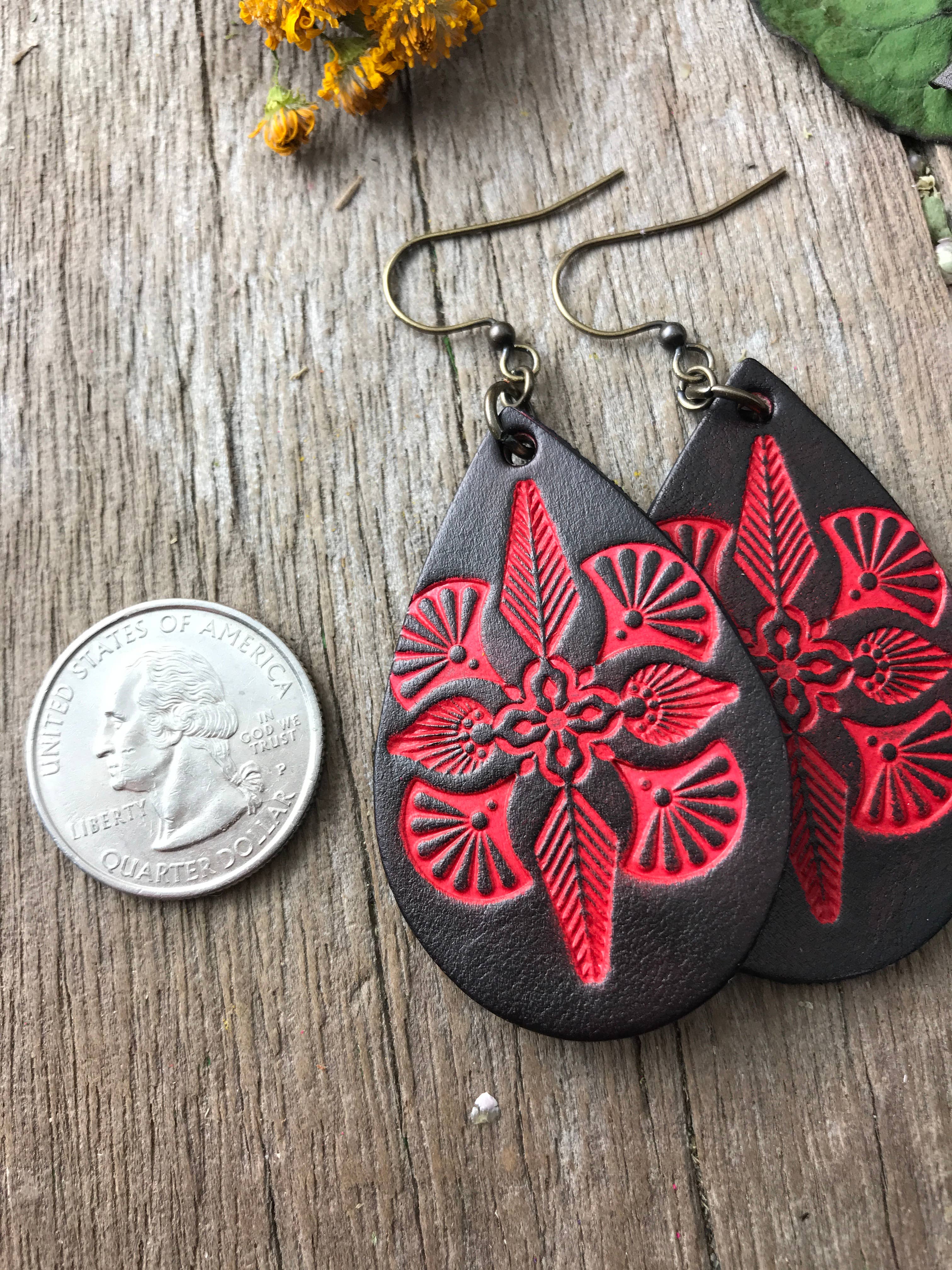 Red Pony Leather Goods – Engroshandel Hængeøreringe og creoløreringe – Håndværktøj Mandala læder øreringe i lyse farver3