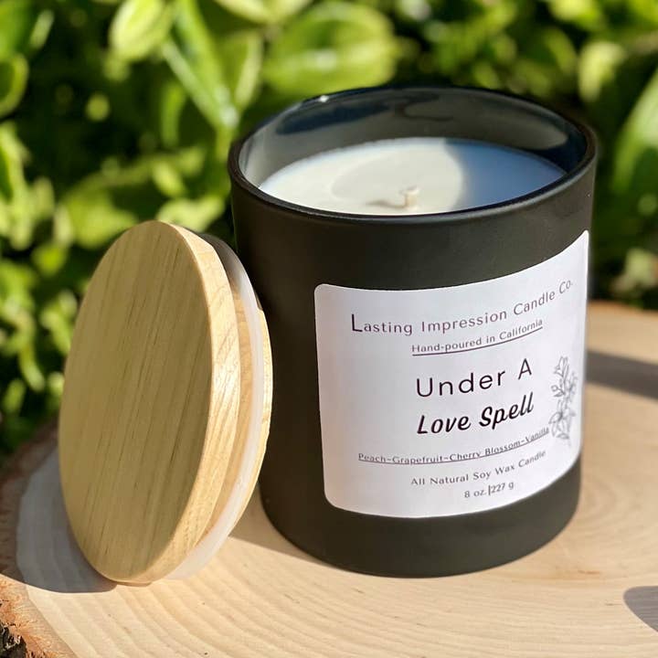 Duftet nach Under A Love Spell | Pure Soy Candle für den Großhandel von Lasting Impression Candle Co