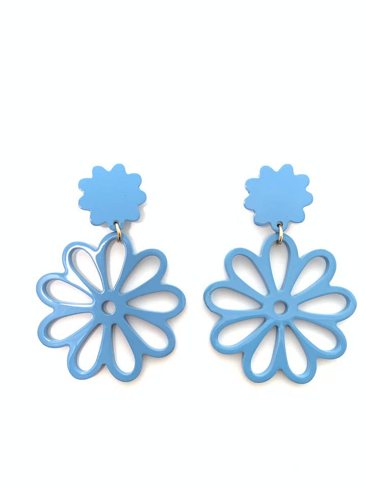 Boucles d'oreilles fleur de dahlia en bleu Péri pour la vente par Accessory Jane