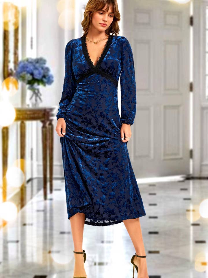 Vestido Midi em Veludo Floral Devore com Renda no Decote em Azul Marinho por atacado de FS Collection