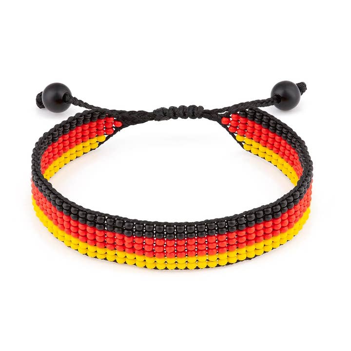 Armband mit Flagge Deutschlands: Handgefertigtes Armband, verstellbarer Perlenarmreif im Boho-Stil mit patriotischem Design für den Großhandel von Fahari Luxury