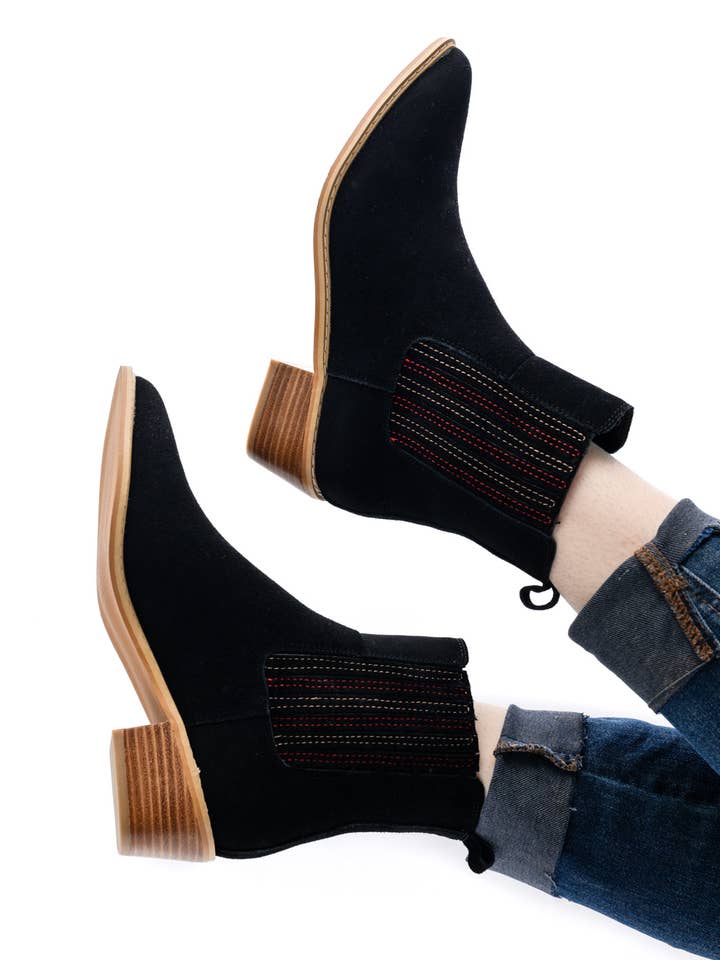 Bottine en daim Leonor en noir pour la vente par Bella Nova Style Co