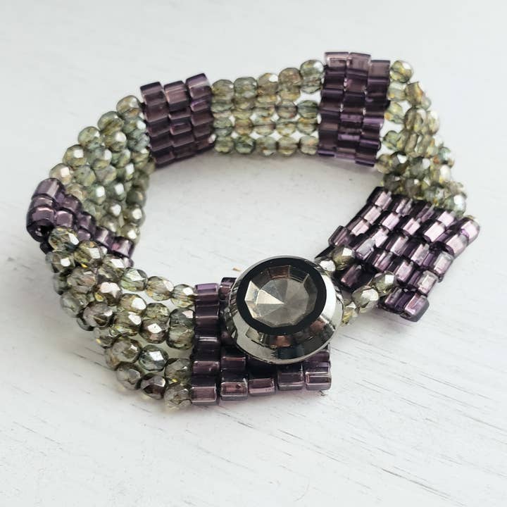 Bracelet en perles de rocaille OOAK - Manchette scintillante - Gris et violet pour la vente par Divine Dragon Designs