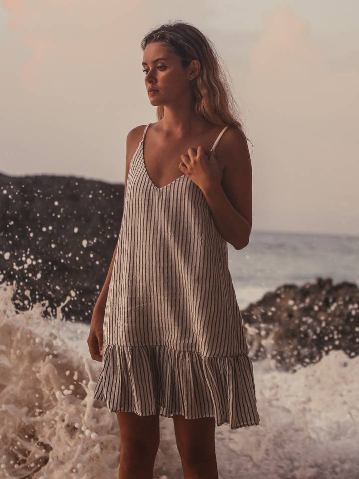 Liv Mini Jurk met ruches - Zwarte strepen voor wholesale door The Handloom