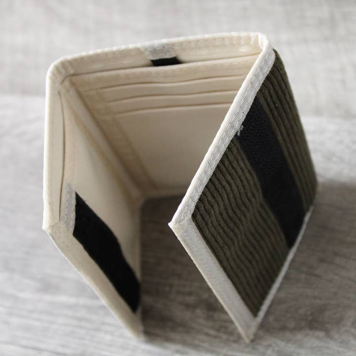 SheeleyCo - Vente Portefeuille – unisexe - Portefeuille rétro en velours côtelé à velcro Be Weird and Hug Trees2