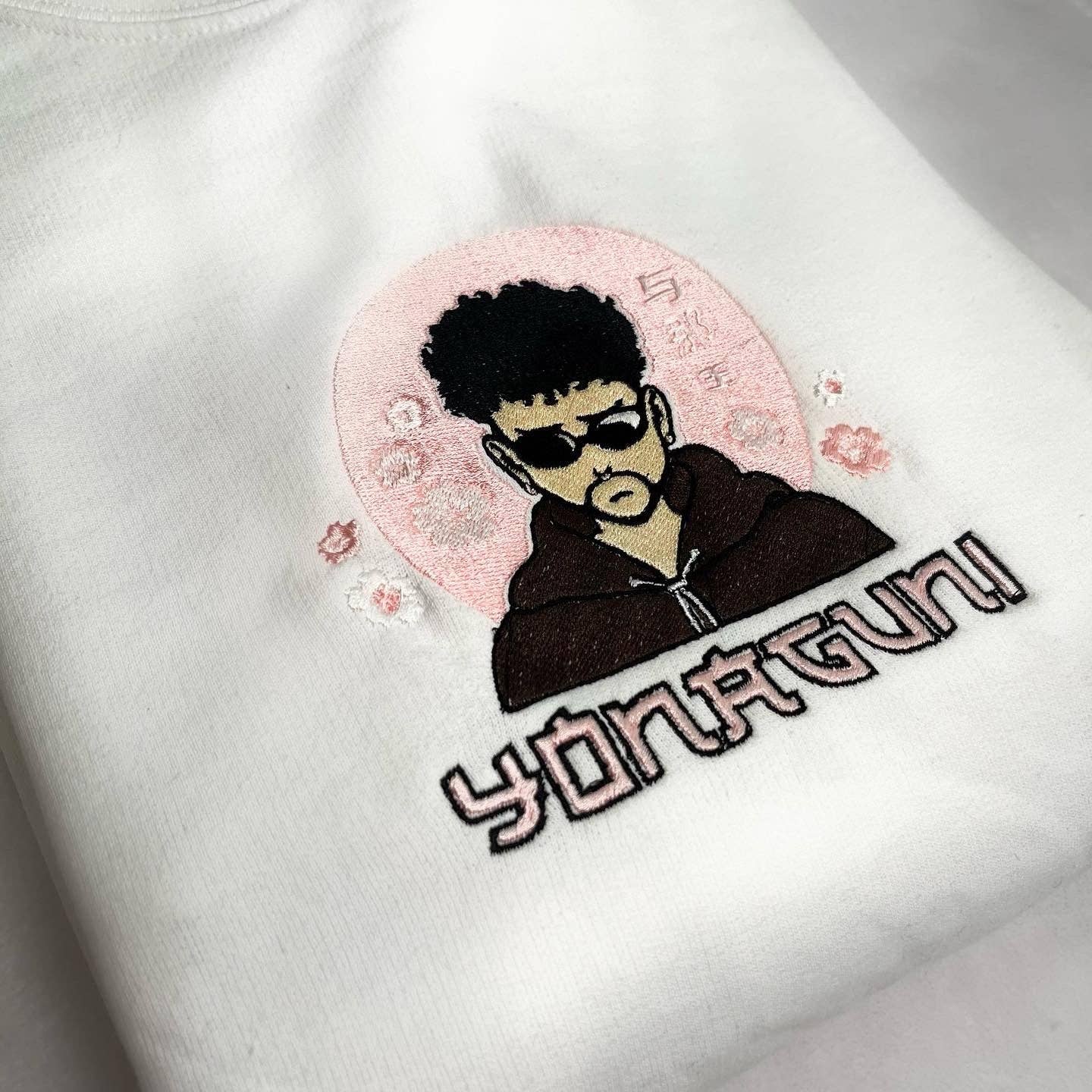 Ocean and Sun Co - Venta al por mayor Sudadera - Mujer - Camiseta de cuello redondo bordado Bad Bunny YONAGUNI1