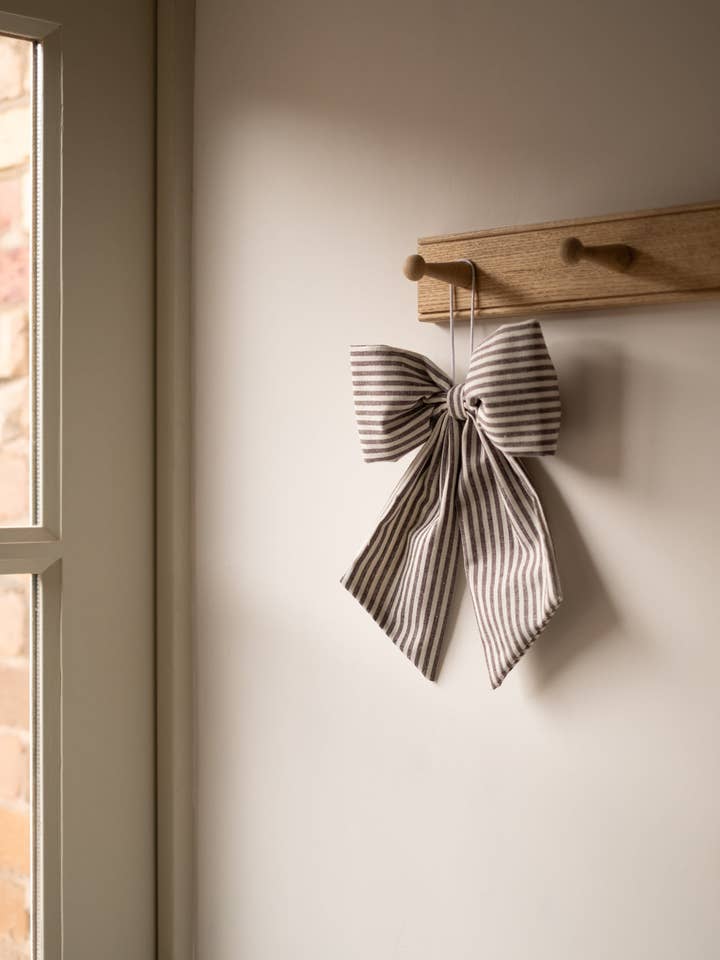 Svart och vit randig hängande rosett för wholesale av Hudson Home