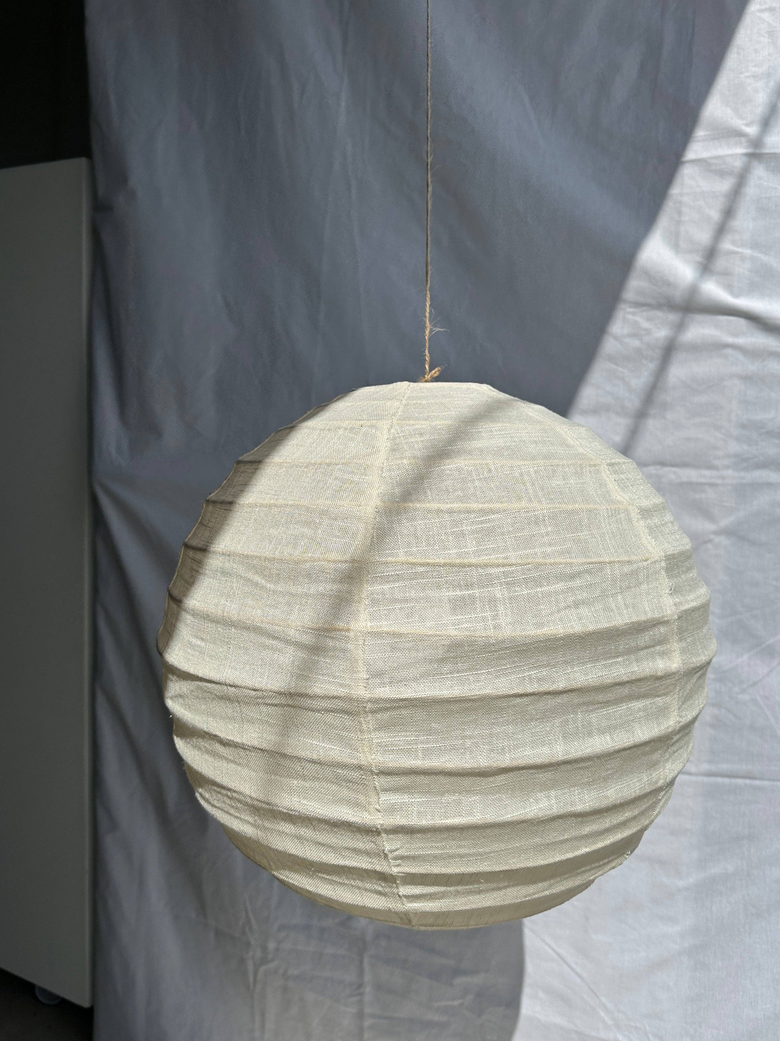 Office Objets - Wholesale Chandelier/Hanging Light - Medium round Japanese-style pendant light in rattan and natural linen D:402