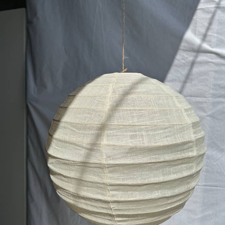 Office Objets - Wholesale Chandelier/Hanging Light - Medium round Japanese-style pendant light in rattan and natural linen D:402