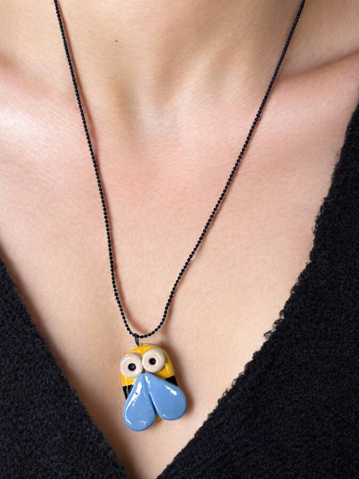 Ceramic Bee Pendant ( with necklace ) per la vendita all'ingrosso da parte di Thetis Art Studio