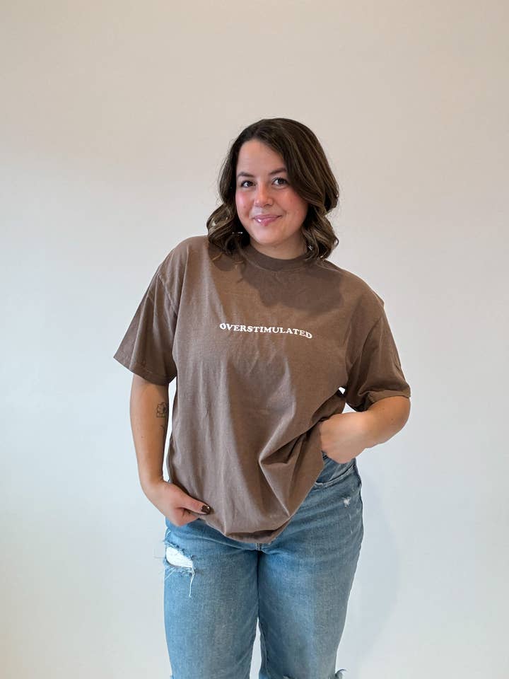 Brenna M & Co - Vente T-shirt – unisexe - T-shirt brodé de sensibilisation à la santé mentale surstimulée2