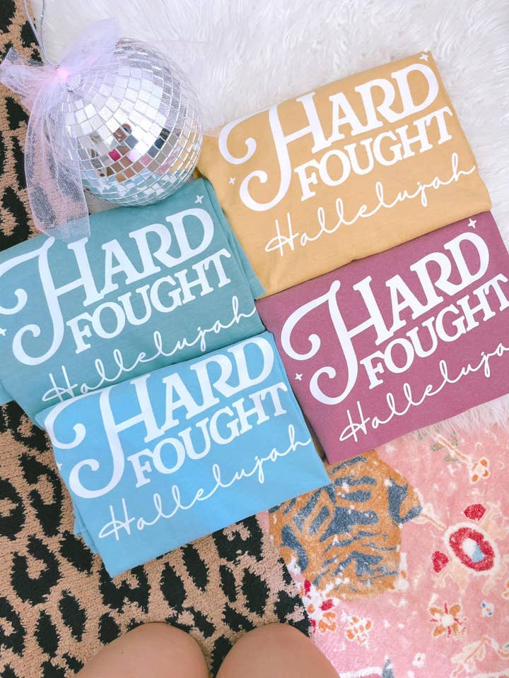 Hart erkämpftes Halleluja Kurzarm für den Großhandel von Front Porch Boutique