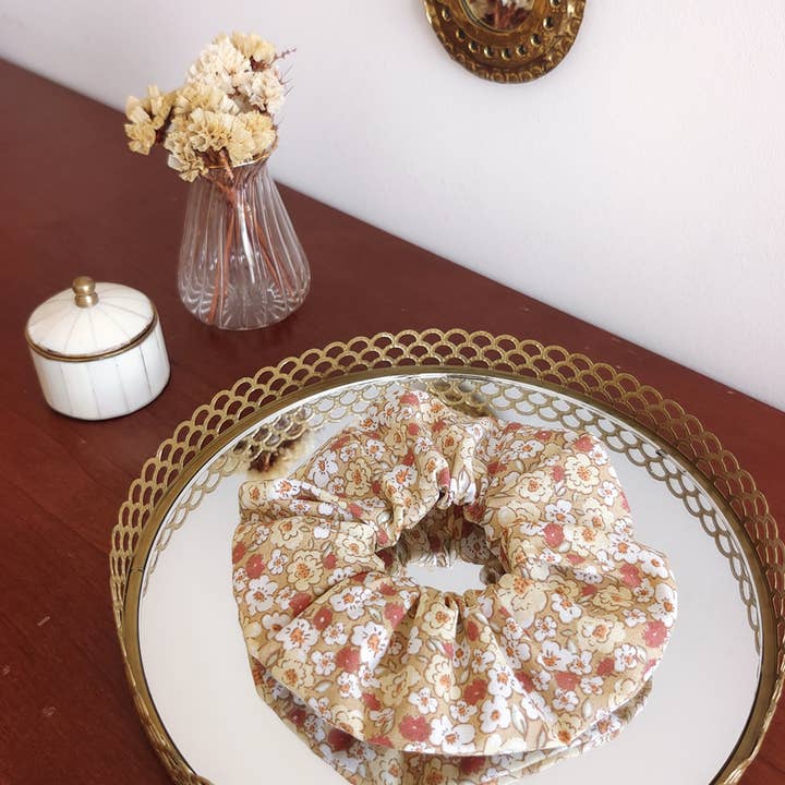 Chouchou ABBY / coton imprimé fleurs beige terracotta jaune pour la vente par Laure Derrey