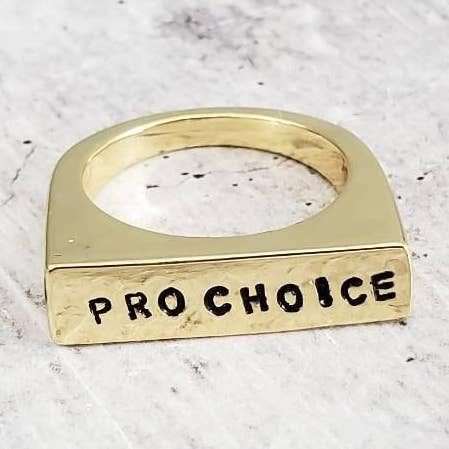 Anello a punta piatta in oro o argento stampato a mano PRO CHOICE per la vendita all'ingrosso da parte di Salt and Sparkle