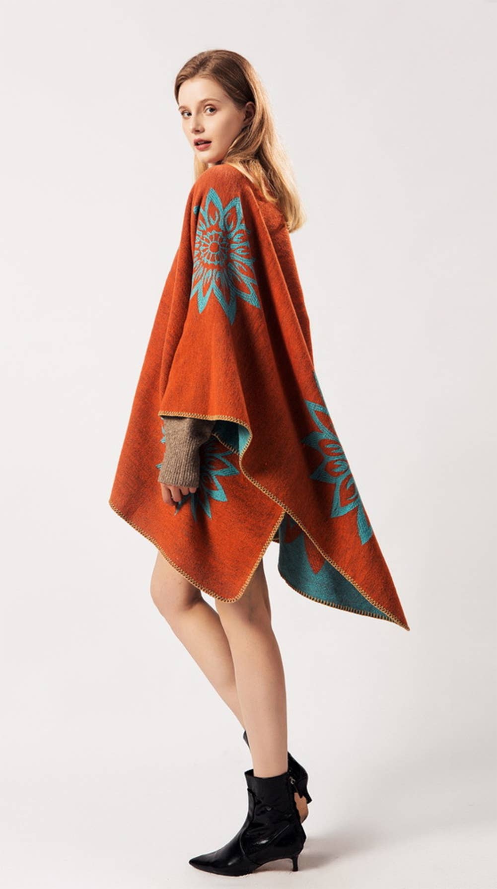Fennco Styles - Vendita all'ingrosso Poncho - Donna - Cardigan a mantella con poncho aperto sul davanti arancione vintage in terracotta3