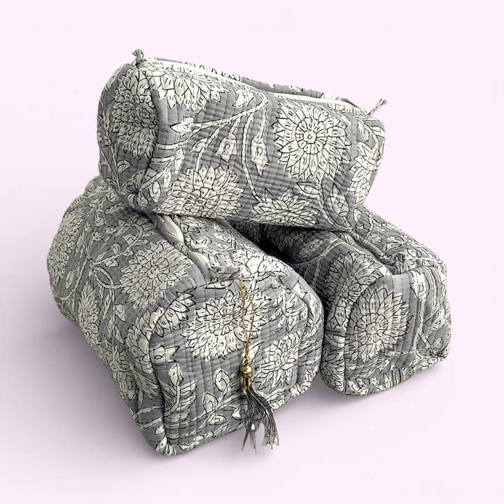 Ensemble de trousses de toilette en coton imprimé floral gris, doublure imperméable pour la vente par Hayley & Co