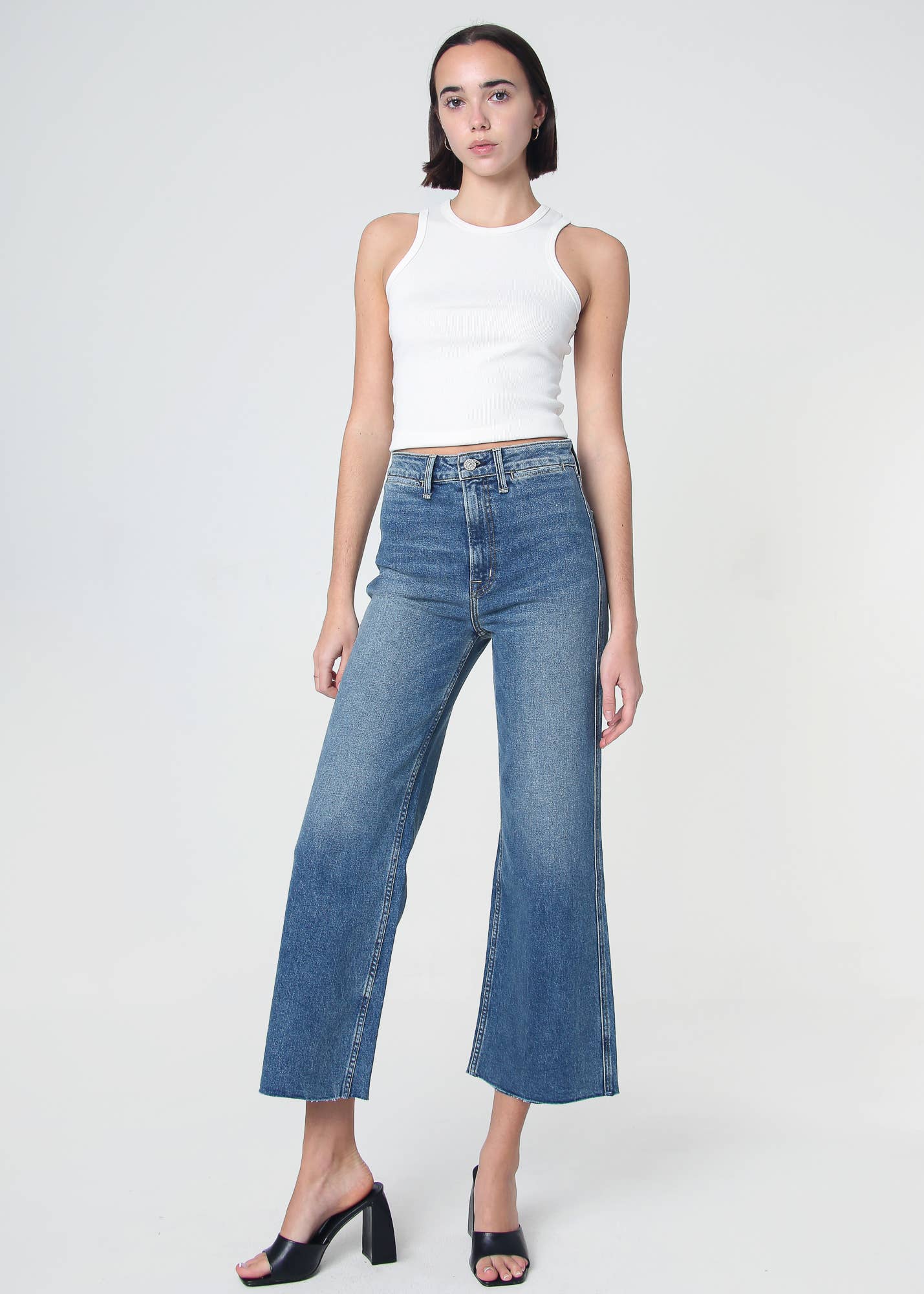 Lawrence Queen Jeans med hög midja med korta ben - Lawrence Wash för wholesale på Faire5