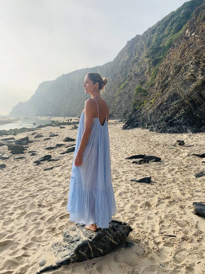 Apsara sexy Boho Maxikleid aus hochwertiger Baumwoll-Musselin mit offenem Rücken in Pastellhellblau für den Sommer für den Großhandel von Aurobelle Ibiza