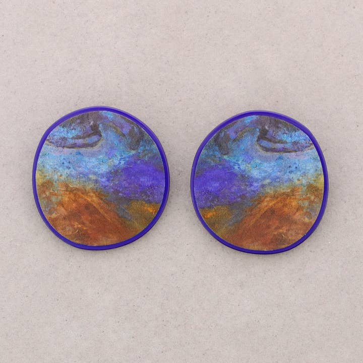 Boucles d'oreilles à pression avec médaille en résine estampée pour la vente par Sonata