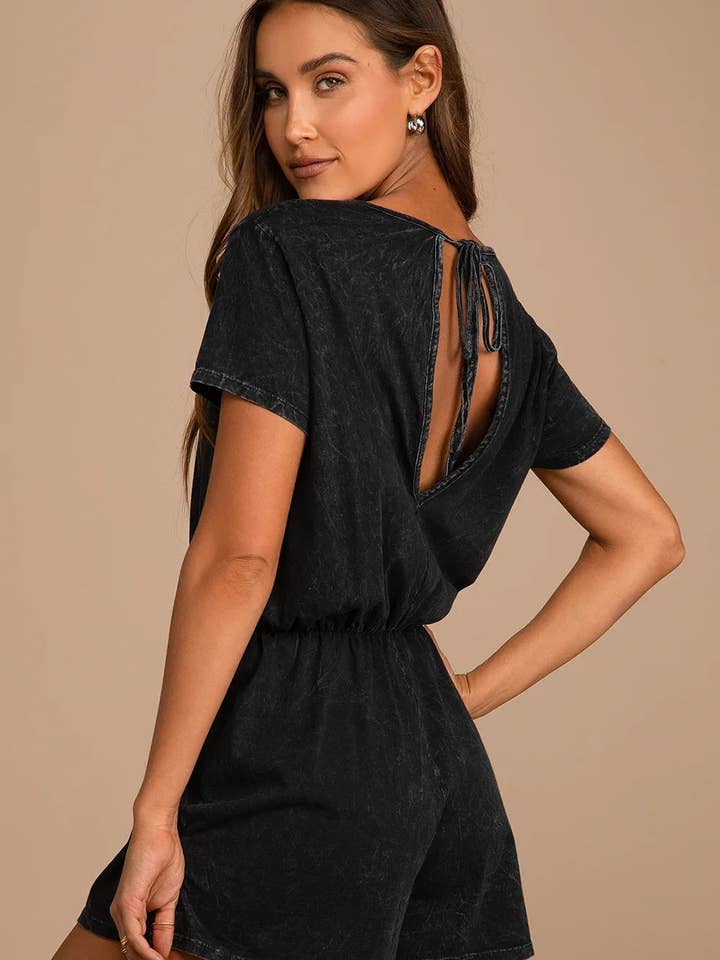 Macacão de Manga Curta com Detalhe de Laço nas Costas Aberto em Lavagem Ácida Preta por atacado de Tasha Apparel Wholesale