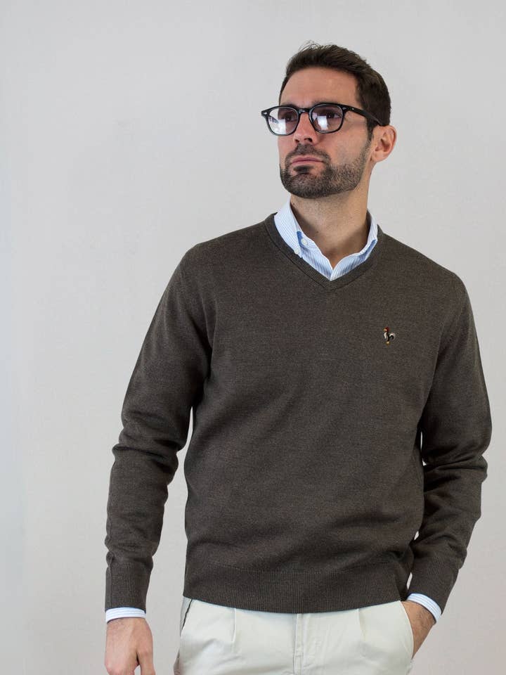 Pull en V marron en laine pour la vente par Patadegayo