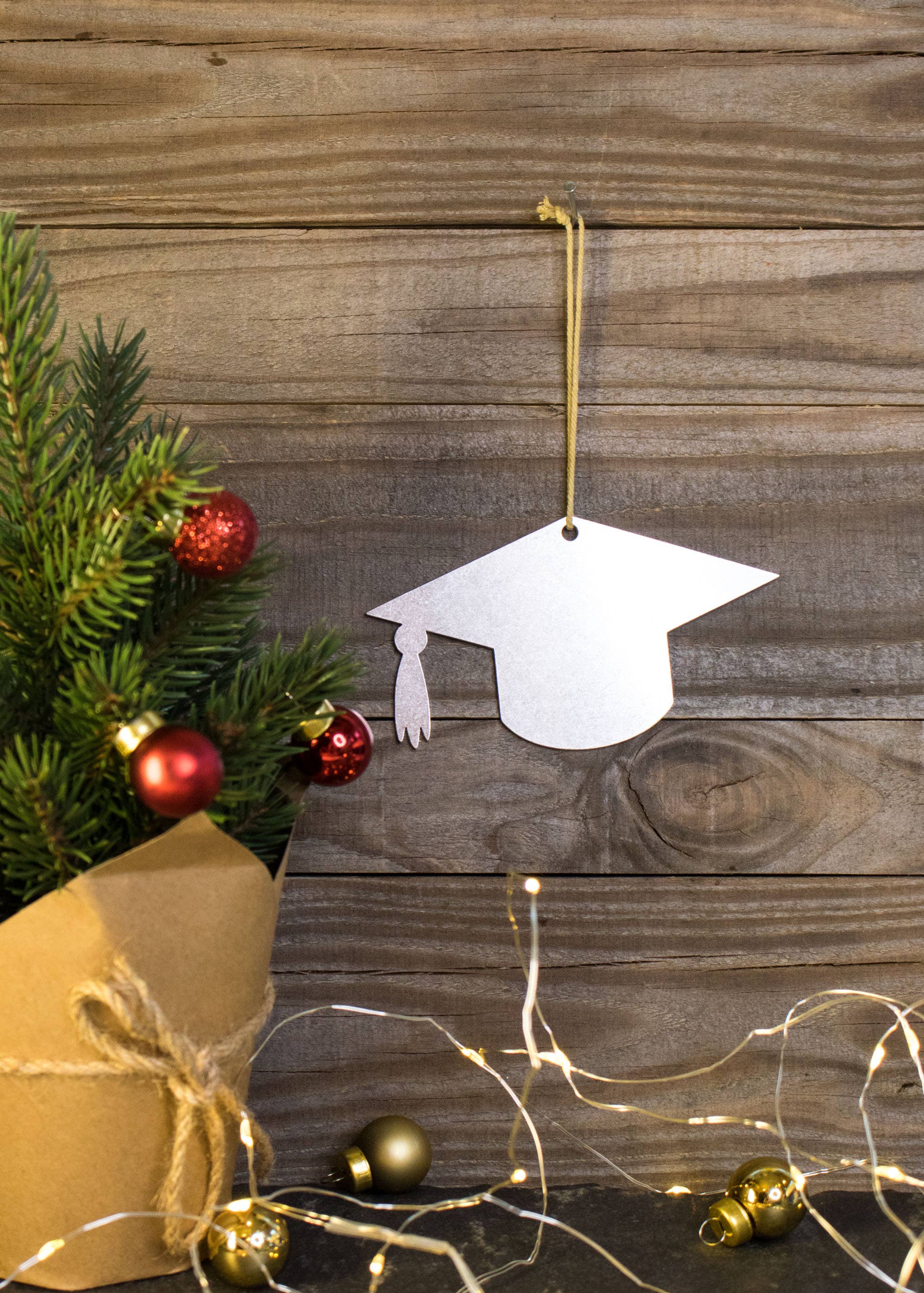 Iron Maid Art – Ornamento por atacado – Boné de formatura Ornamento de Natal da Faculdade Presente