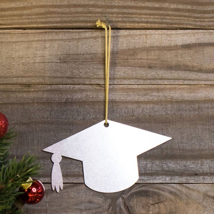 Iron Maid Art – Ornamento por atacado – Boné de formatura Ornamento de Natal da Faculdade Presente0
