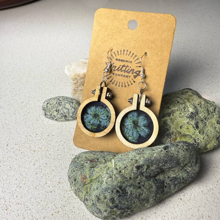 Boucles d'oreilles brodées de fleurs bleues - Mini cerceaux en bois pour la vente par Yarn Revival by NokoKnitCo