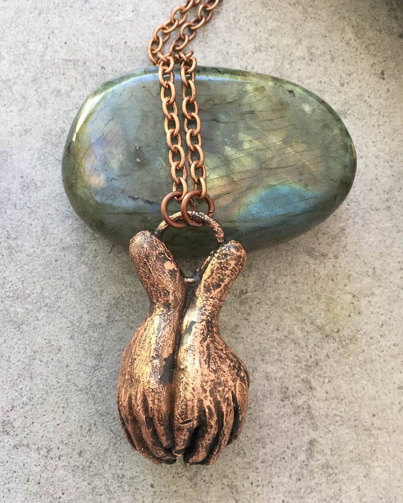 Glorious Healing Crystals - Venta al por mayor Collares con colgantes/abalorios - Colgante de manos curativas mágicas de labradorita esculpido a mano8