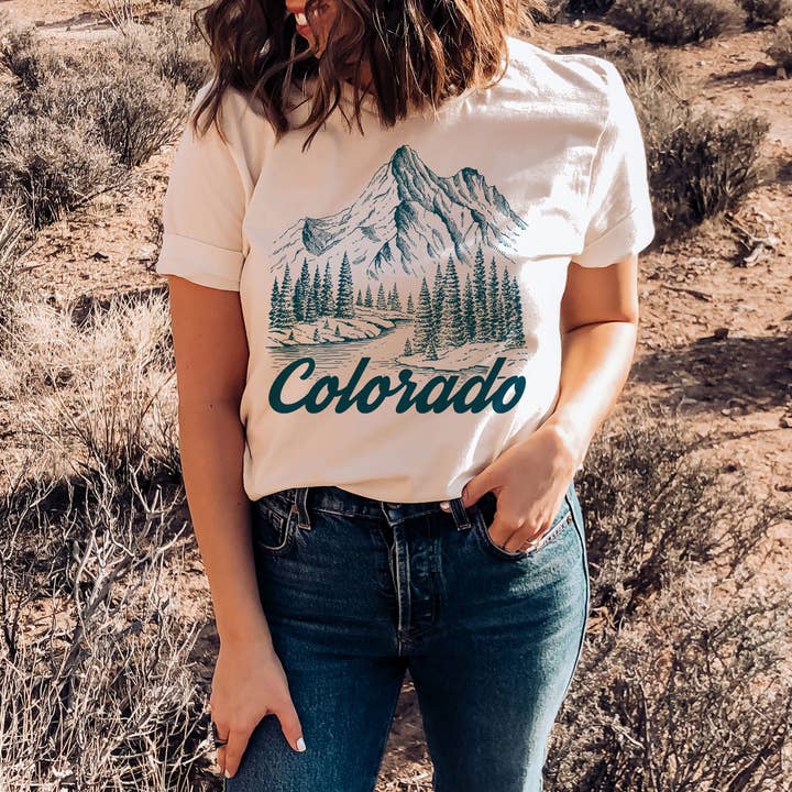 T-shirt graphique Colorado - Illustration de montagne T-shirt Colorado pour la vente par Hey Mountains