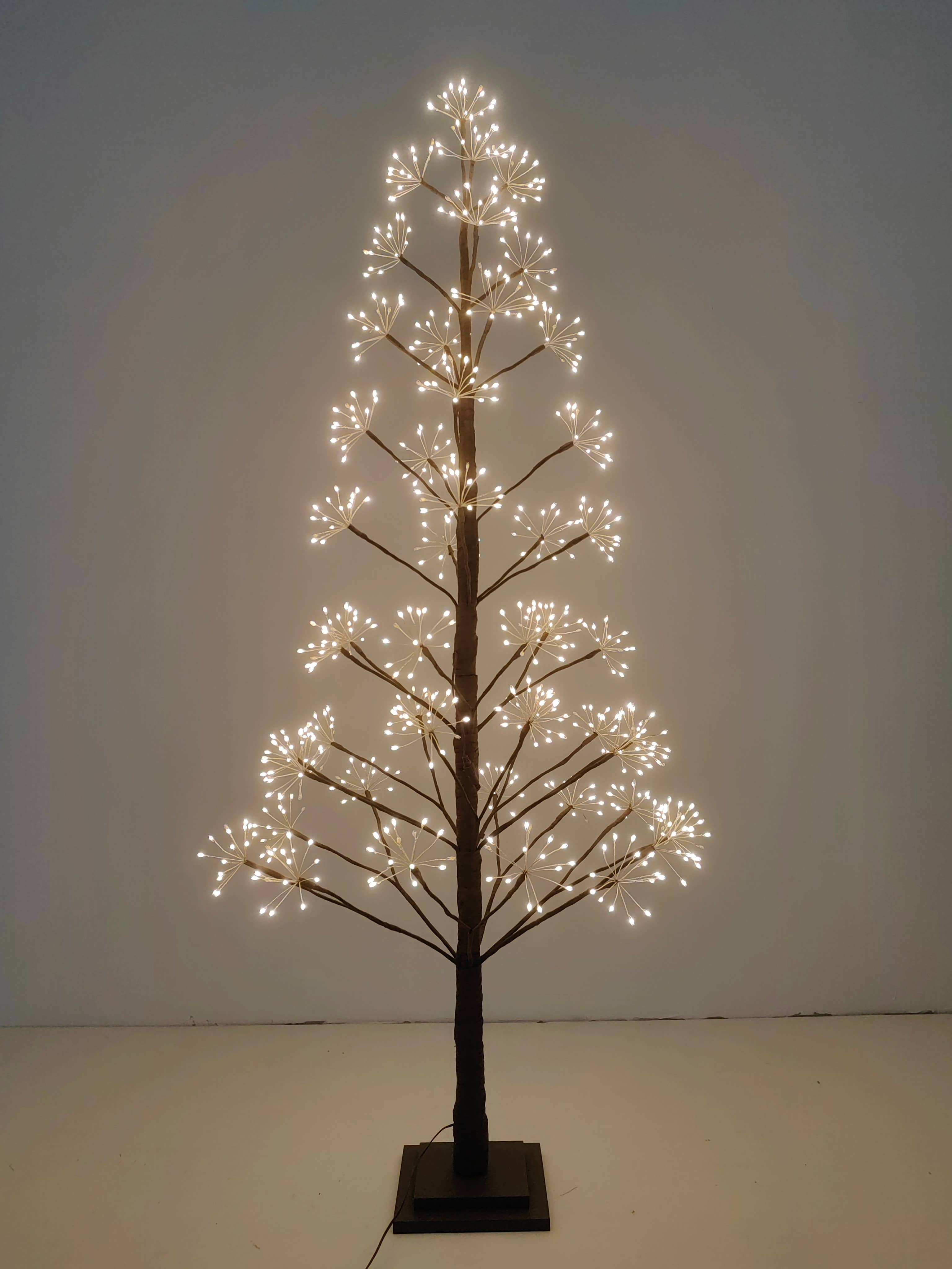 Hi-Line Gift Ltd. - Vendita all'ingrosso Decorazione natalizia - Albero a grappolo LED marrone da 1,5 m con 720 LED bianchi caldi3