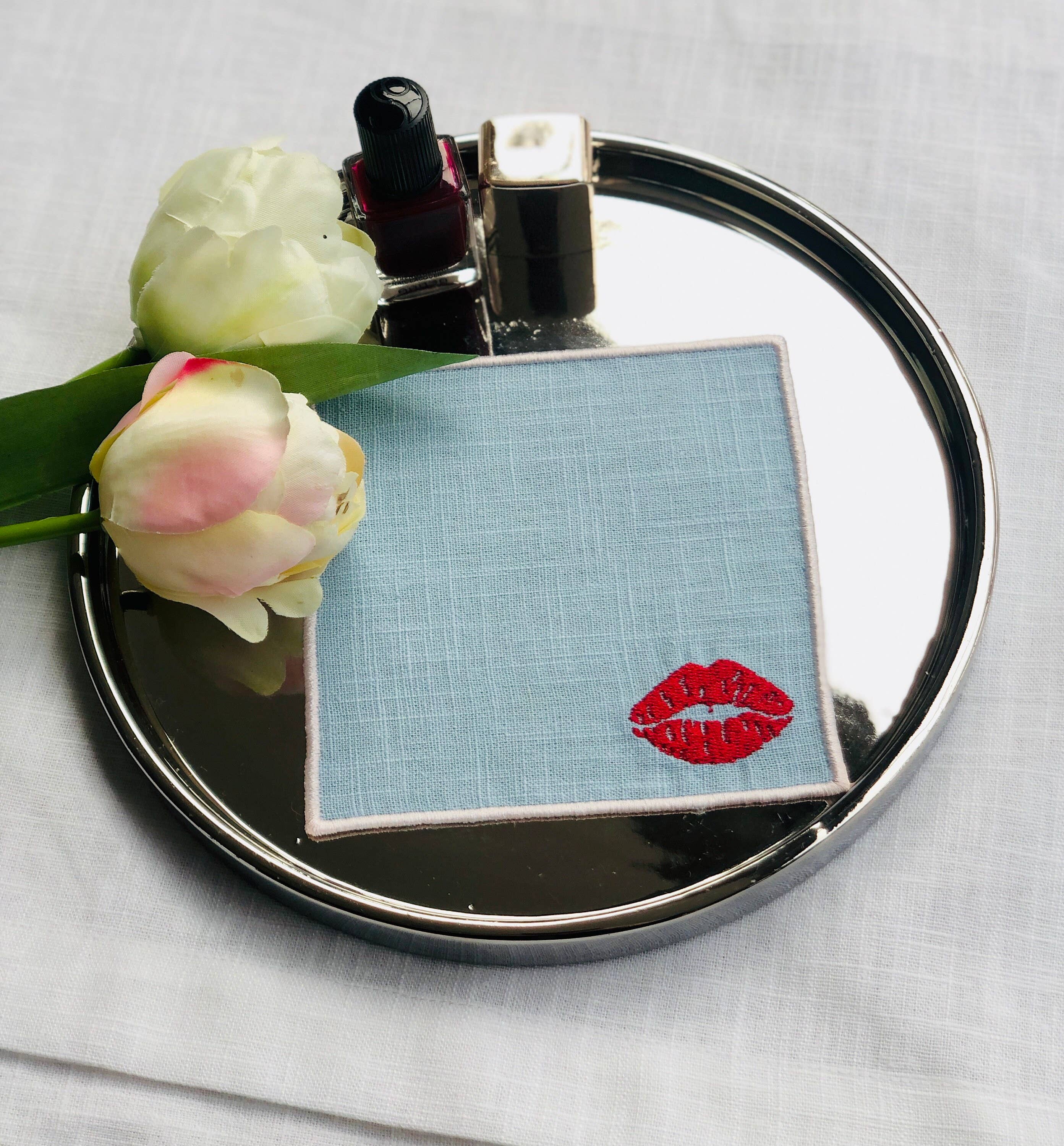 Belle Linen – Engroshandel Middags- og stofserviet – Sæt med 4 Valentine Røde Læber Linned Cocktailservietter1