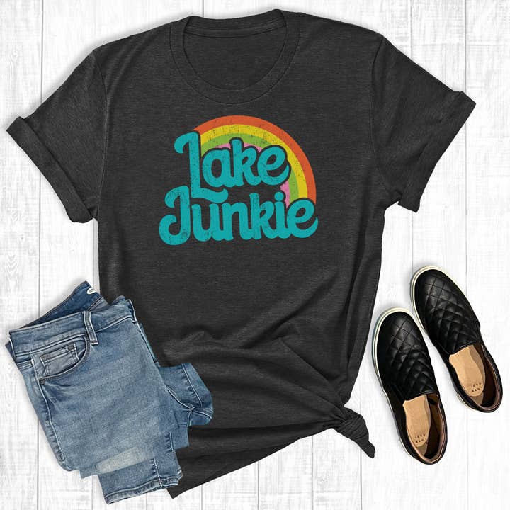 Rainbow Lake Junkie T-shirt met grafische print voor wholesale door The Way Down South