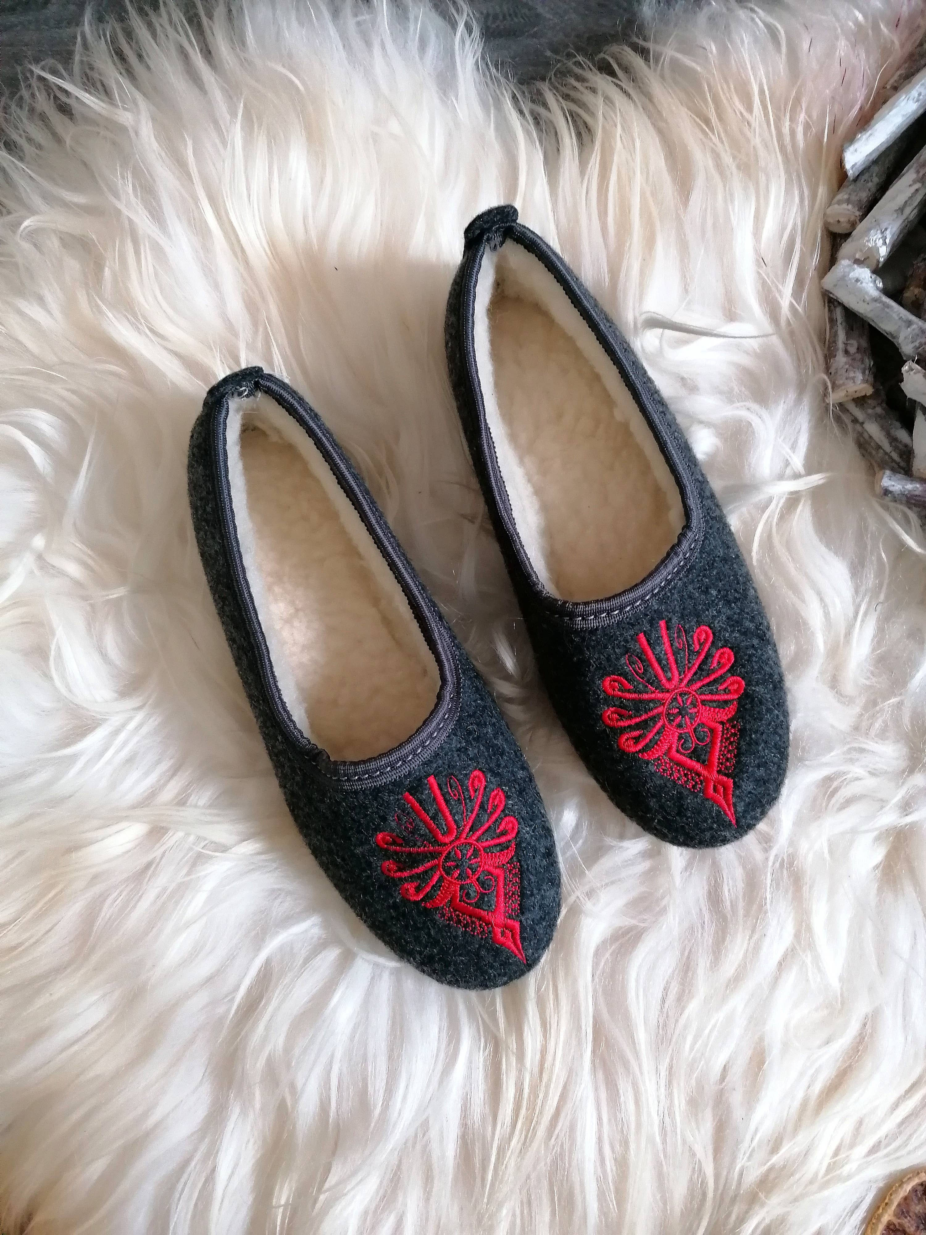 HomieeStudio – wholesale Slippers – Women's – Graphite Felt Ballerina Folk Embroidered Slippers4