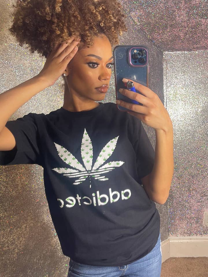 Afhængige Kvinders T-shirt med Pottemotiv i Silketryk for engroshandel hos The Shade Valley