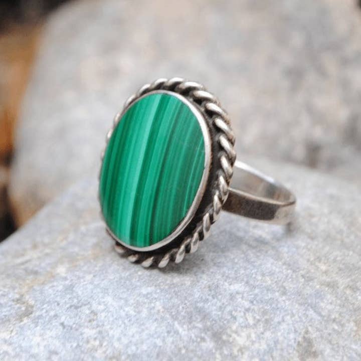 Round ring in malachite and 925 silver for wholesale by Iroquoise