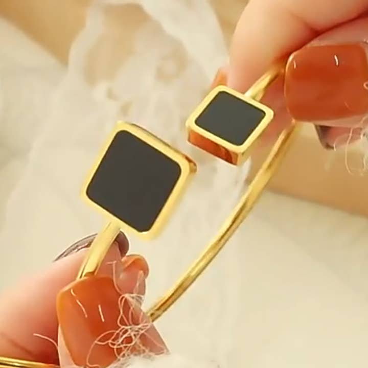 Geometrisches schwarzes Muschelarmband aus Edelstahl — Dreieck für den Großhandel von JCorner